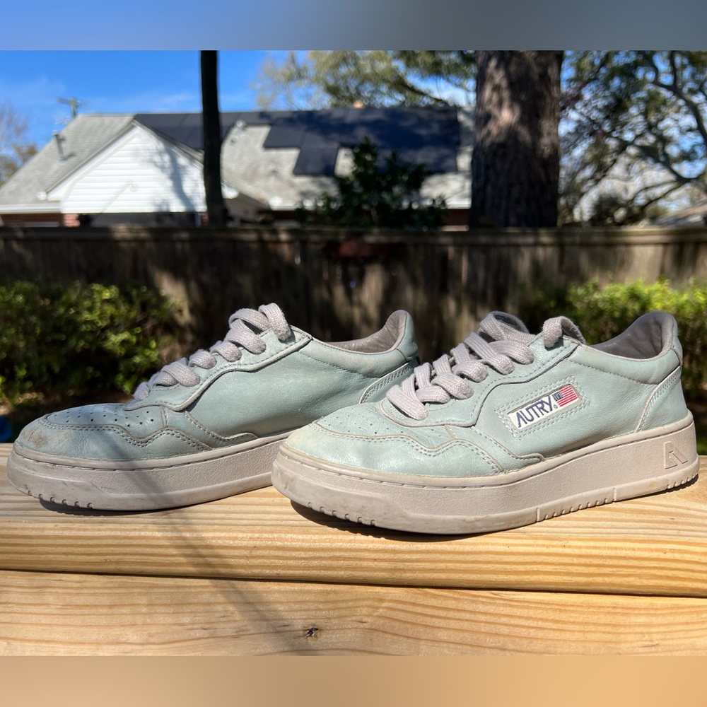 Autry Low Medalist Sneaker in Goatskin Gray 37